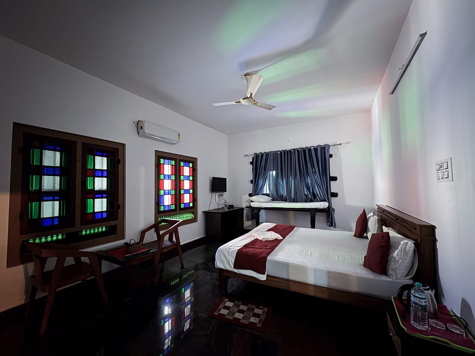Entire ground floor with 3 rooms and hall