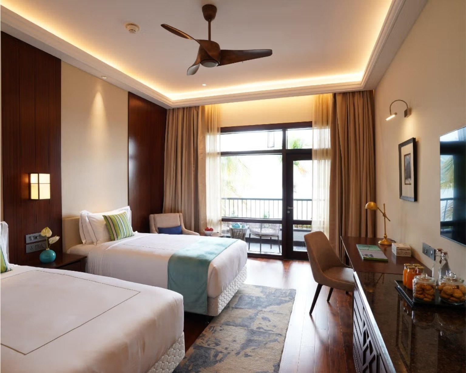 Luxury Room Lake View Balcony King Bed